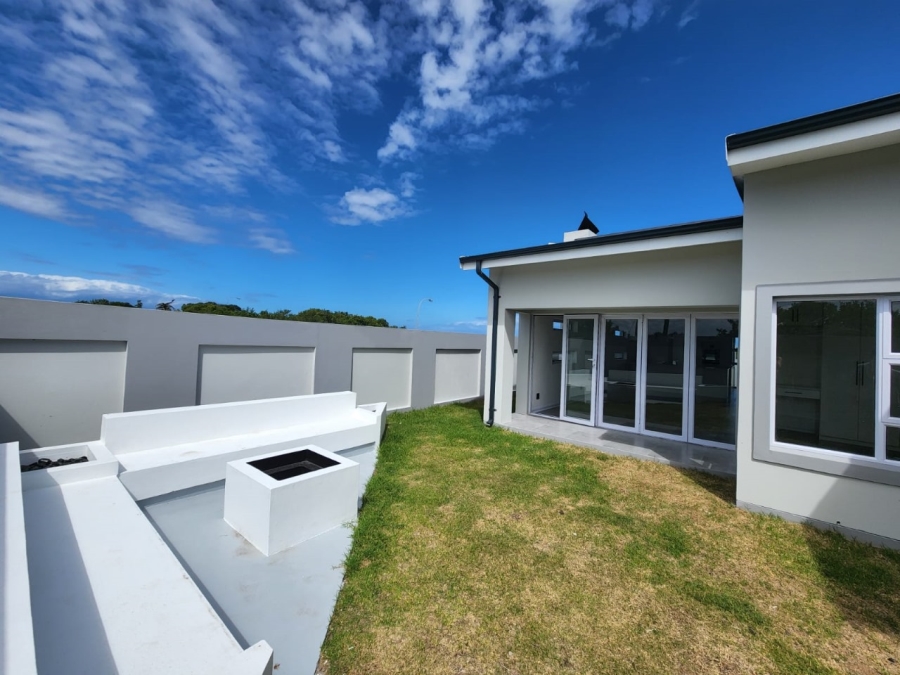 To Let 3 Bedroom Property for Rent in Aston Bay Eastern Cape